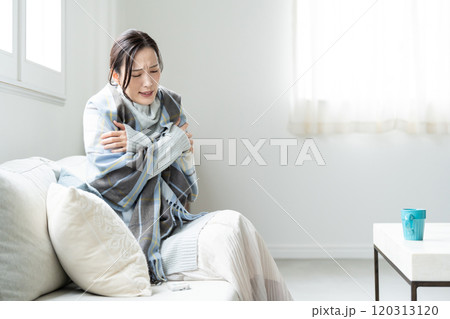 寒がりな若い女性 体調不良 寒がりな若い女性 体調不良 120313120