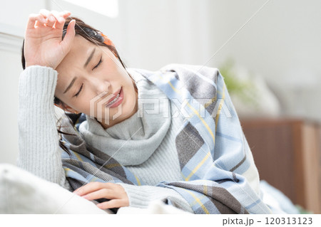 寒がりな若い女性 体調不良 寒がりな若い女性 体調不良 120313123