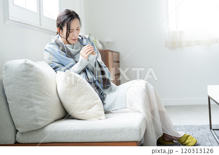 寒がりな若い女性 体調不良 寒がりな若い女性 体調不良 120313126