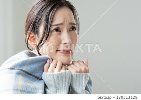 寒がりな若い女性 体調不良 寒がりな若い女性 体調不良 120313129