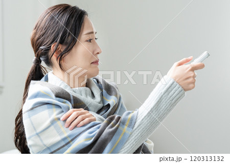 寒がりな若い女性 エアコン 寒がりな若い女性 エアコン 120313132