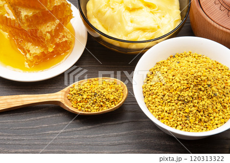Fresh flower honey in a wooden bowl, spoon and honeycomb. vitamin food for health and life 120313322