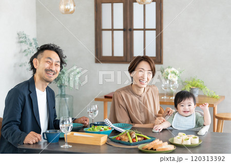 家族の楽し気な食事イメージ 家族の楽し気な食事イメージ 120313392