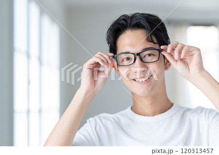 メガネをかけた若い男性 120313457