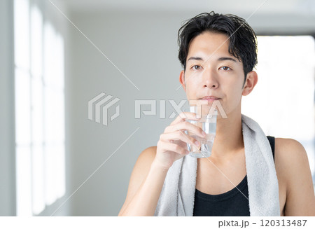 水を飲む若い男性 メンズビューティー 水を飲む若い男性 メンズビューティー 120313487