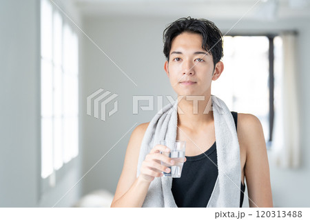 水を飲む若い男性 メンズビューティー 水を飲む若い男性 メンズビューティー 120313488