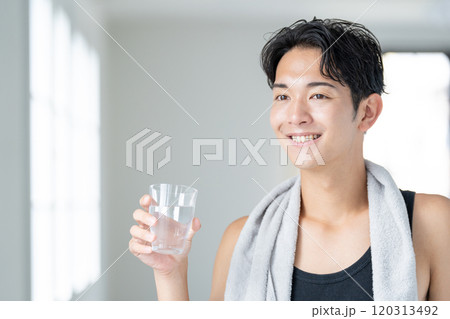 水を飲む若い男性　メンズビューティー 120313492