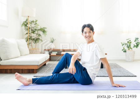 自宅でヨガをする若い男性 自宅でヨガをする若い男性 120313499