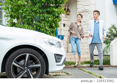 ドライブをするシニア夫婦 120313562