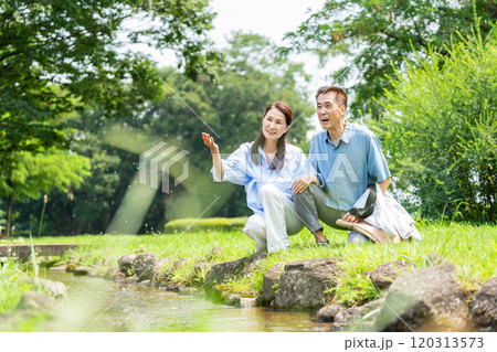 旅行するシニア夫婦 120313573