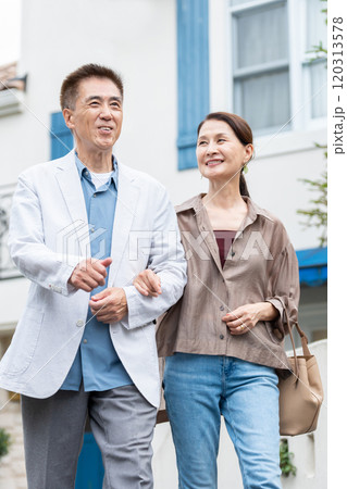 笑顔で寄り添うシニア夫婦 120313578