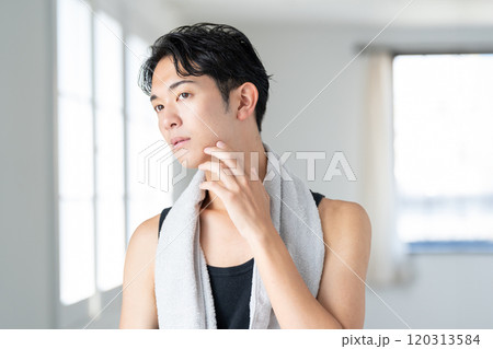 髭剃りする若い男性 髭剃りする若い男性 120313584