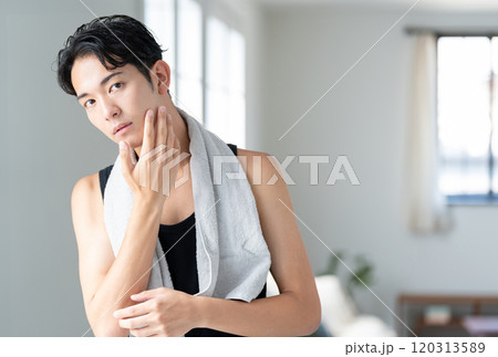 肌トラブルに悩む若い男性 肌トラブルに悩む若い男性 120313589