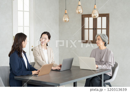 オフィスで働く女性 120313639