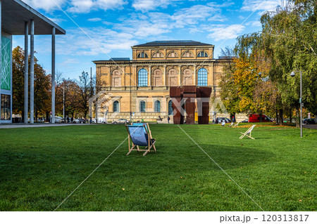 Old Pinakothek museum with the abstract sculpture Buscando la Lu 120313817
