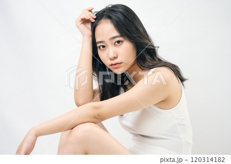 白いキャミソールを着た若い女性の美容イメージ 白いキャミソールを着た若い女性の美容イメージ 120314182