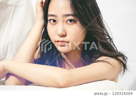 美しい顔立ちをした若い女性のビューティーポートレート 美しい顔立ちをした若い女性のビューティーポートレート 120314204
