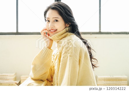 厚手のニットを着たぱっちりした目のかわいい女性 120314222