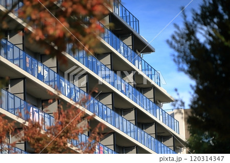青空と集合住宅 青空と集合住宅 120314347