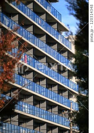 青空と集合住宅 120314348