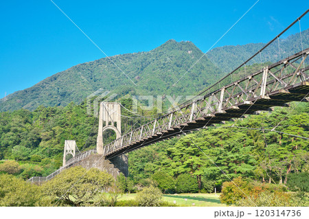 【木曽川の桃介橋】 長野県木曽郡南木曽町読書 120314736