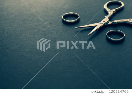 結婚指輪とハサミ　離婚や破局のイメージ素材 120314763