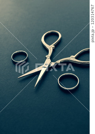 結婚指輪とハサミ 離婚や破局のイメージ素材 結婚指輪とハサミ 離婚や破局のイメージ素材 120314767
