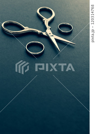 結婚指輪とハサミ 離婚や破局のイメージ素材 結婚指輪とハサミ 離婚や破局のイメージ素材 120314768