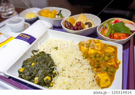 機内で味わうサグパニールとカレーのベジタリアン食 120314914