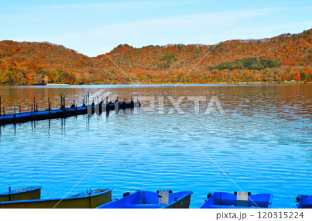 紅葉の進む赤城大沼湖畔 秋色の風景 紅葉の進む赤城大沼湖畔 秋色の風景 120315224