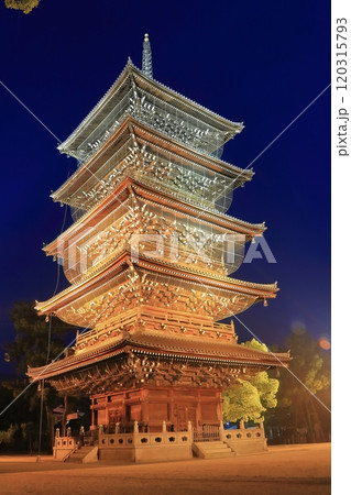 【香川県】四国霊場「第75番札所」総本山善通寺（ライトアップされた五重塔） 120315793