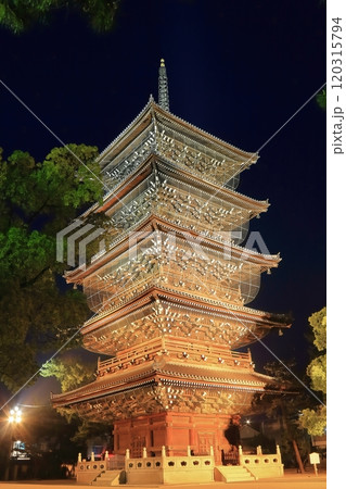 【香川県】四国霊場「第75番札所」総本山善通寺（ライトアップされた五重塔） 120315794