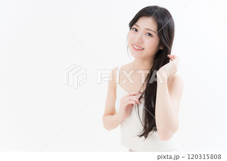 ヘアケアする若い女性 ヘアケアする若い女性 120315808