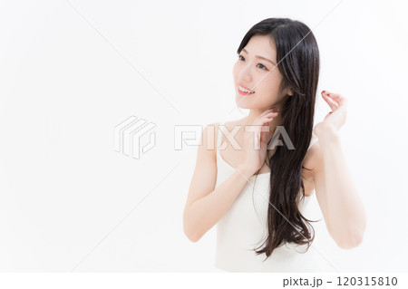 ヘアケアする若い女性 ヘアケアする若い女性 120315810