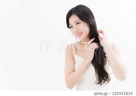 ヘアケアする若い女性 ヘアケアする若い女性 120315814