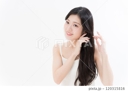 ヘアケアする若い女性 120315816