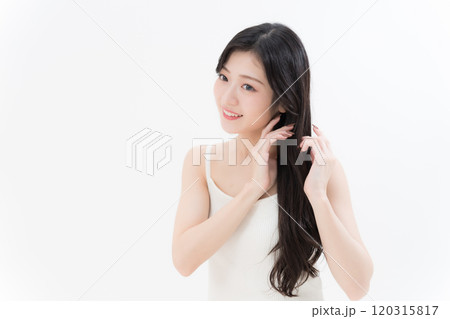 ヘアケアする若い女性 120315817