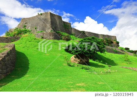 【沖縄県】晴天の勝連城跡（三の曲輪） 120315945