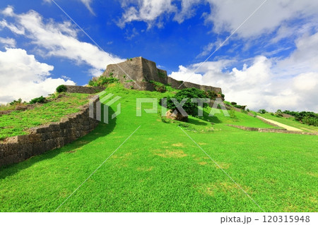 【沖縄県】晴天の勝連城跡（三の曲輪） 120315948