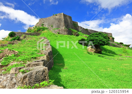 【沖縄県】晴天の勝連城跡（三の曲輪） 120315954