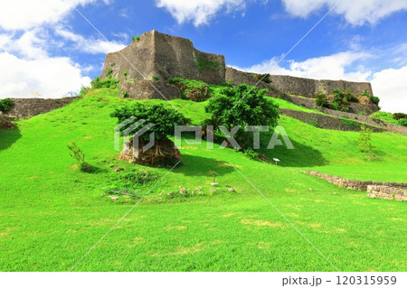 【沖縄県】晴天の勝連城跡(三の曲輪) 【沖縄県】晴天の勝連城跡(三の曲輪) 120315959