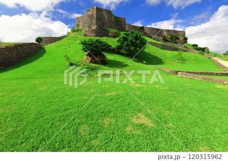 【沖縄県】晴天の勝連城跡（三の曲輪） 120315962