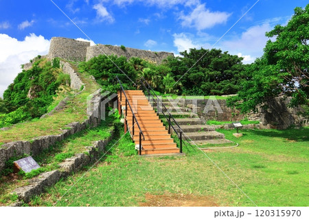 【沖縄県】晴天の勝連城跡（一の曲輪と二の曲輪） 120315970