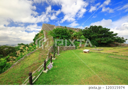 【沖縄県】晴天の勝連城跡（一の曲輪） 120315974