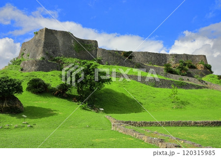 【沖縄県】晴天の勝連城跡（三の曲輪） 120315985