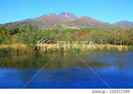 池に映る紅葉と妙高山 120317394