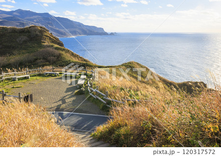 秋風に包まれる神威岬【北海道】 120317572