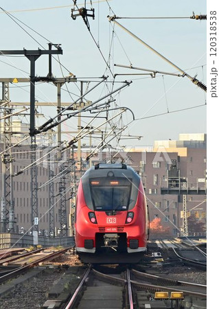 ドイツ最大の駅　ベルリン中央駅の朝　次々に発着する電車 120318538