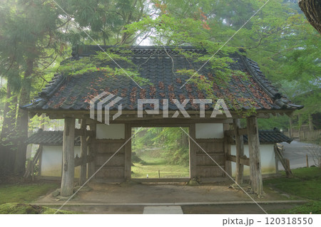 秋近づく中尊寺 朝もやに包まれる門 大長寿院参道 岩手県 秋近づく中尊寺 朝もやに包まれる門 大長寿院参道 岩手県 120318550