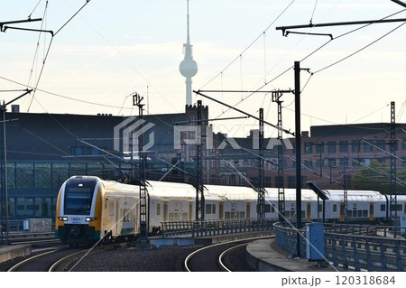 ドイツ最大の駅　ベルリン中央駅の朝　次々に発着する電車 120318684